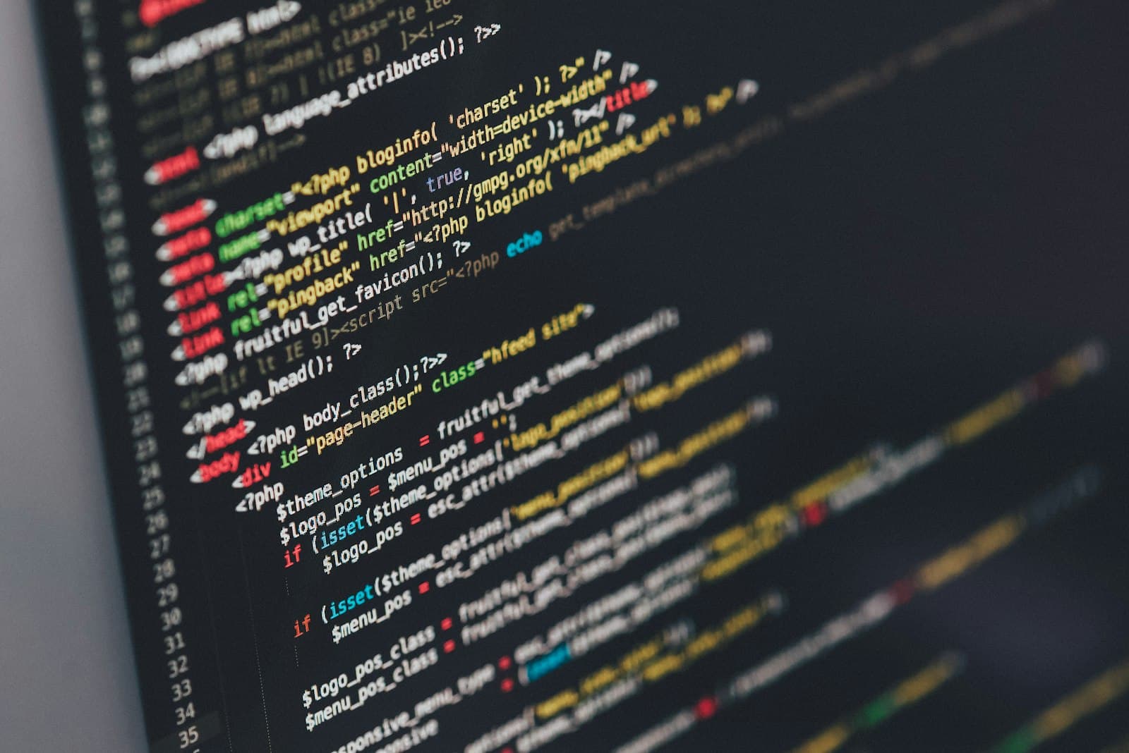 Código de una aplicación web en pantalla