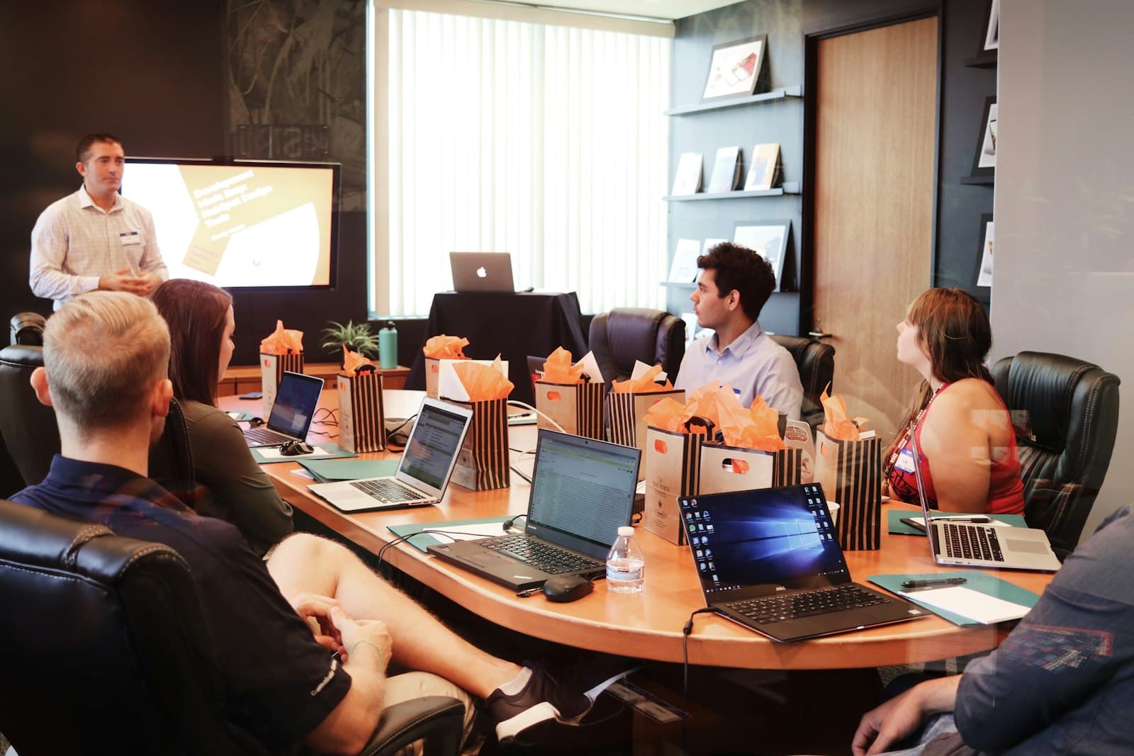 Sesión de capacitación profesional en una sala de reuniones