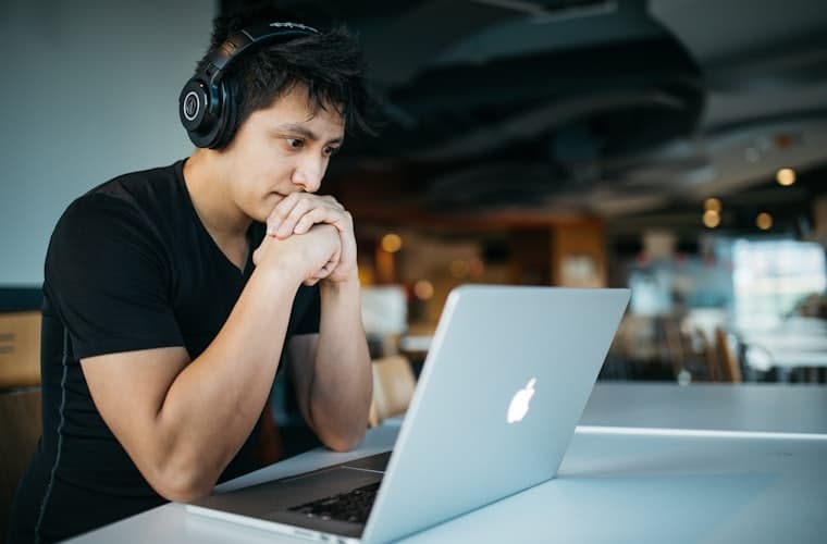 Alumno siguiendo un curso e-learning con audífonos