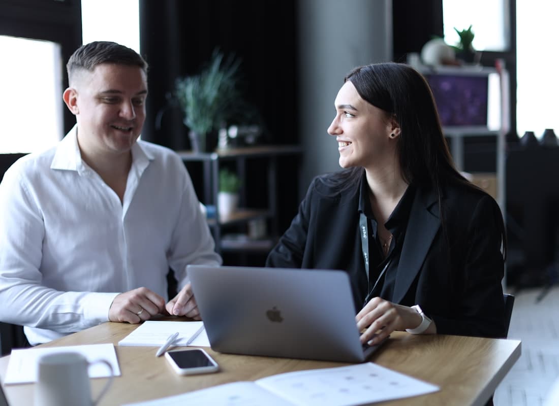 Jefatura y trabajadora conversando con confianza en la oficina