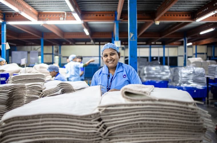Trabajadora de planta sonriendo durante su turno