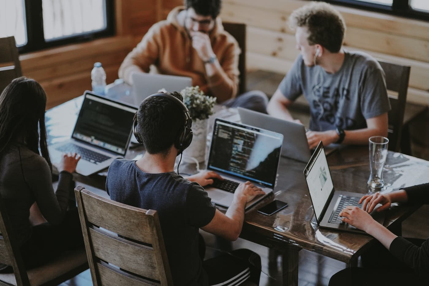 Equipo de ingeniería de Tecnozero trabajando en código