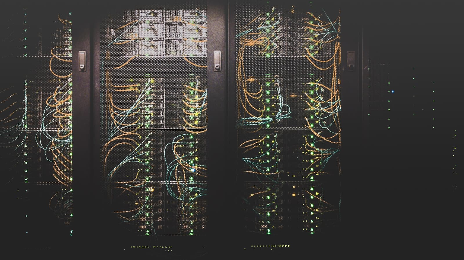 Infraestructura de datos y sistemas ERP SAP y Oracle donde operan los agentes de IA TITAN de Tecnozero