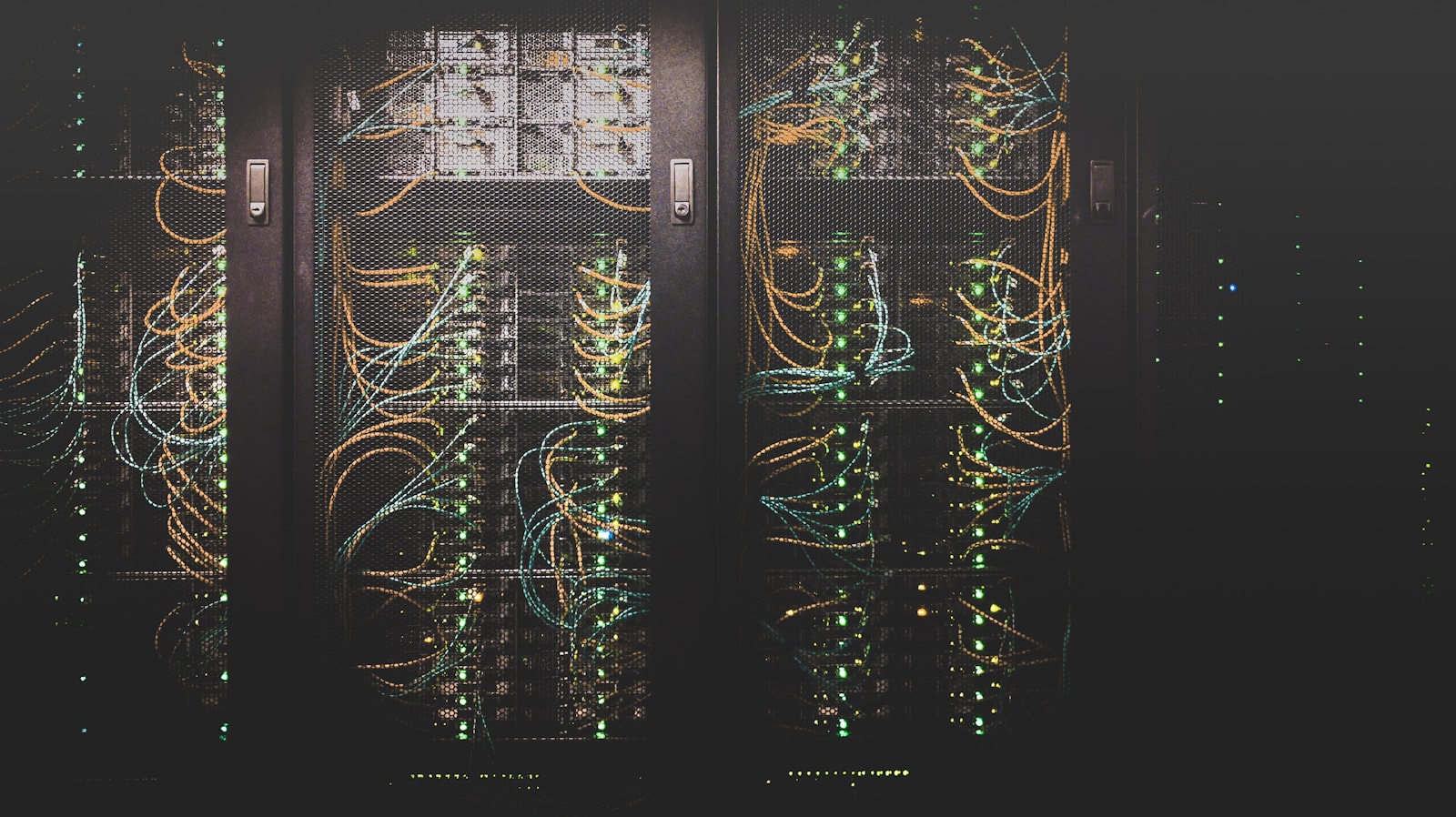 Sala de servidores con cableado como infraestructura empresarial